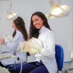 Curso de Odontologia não se limita ao cuidado dos dentes