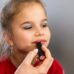 Sociedade Brasileira de Pediatria publica orientações para maquiagem em crianças