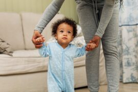 A independência do bebê começa com seus primeiros passos