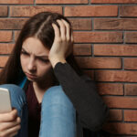 Crianças e adolescentes têm usado inteligência artificial como novo refúgio emocional