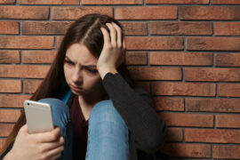 Crianças e adolescentes têm usado inteligência artificial como novo refúgio emocional