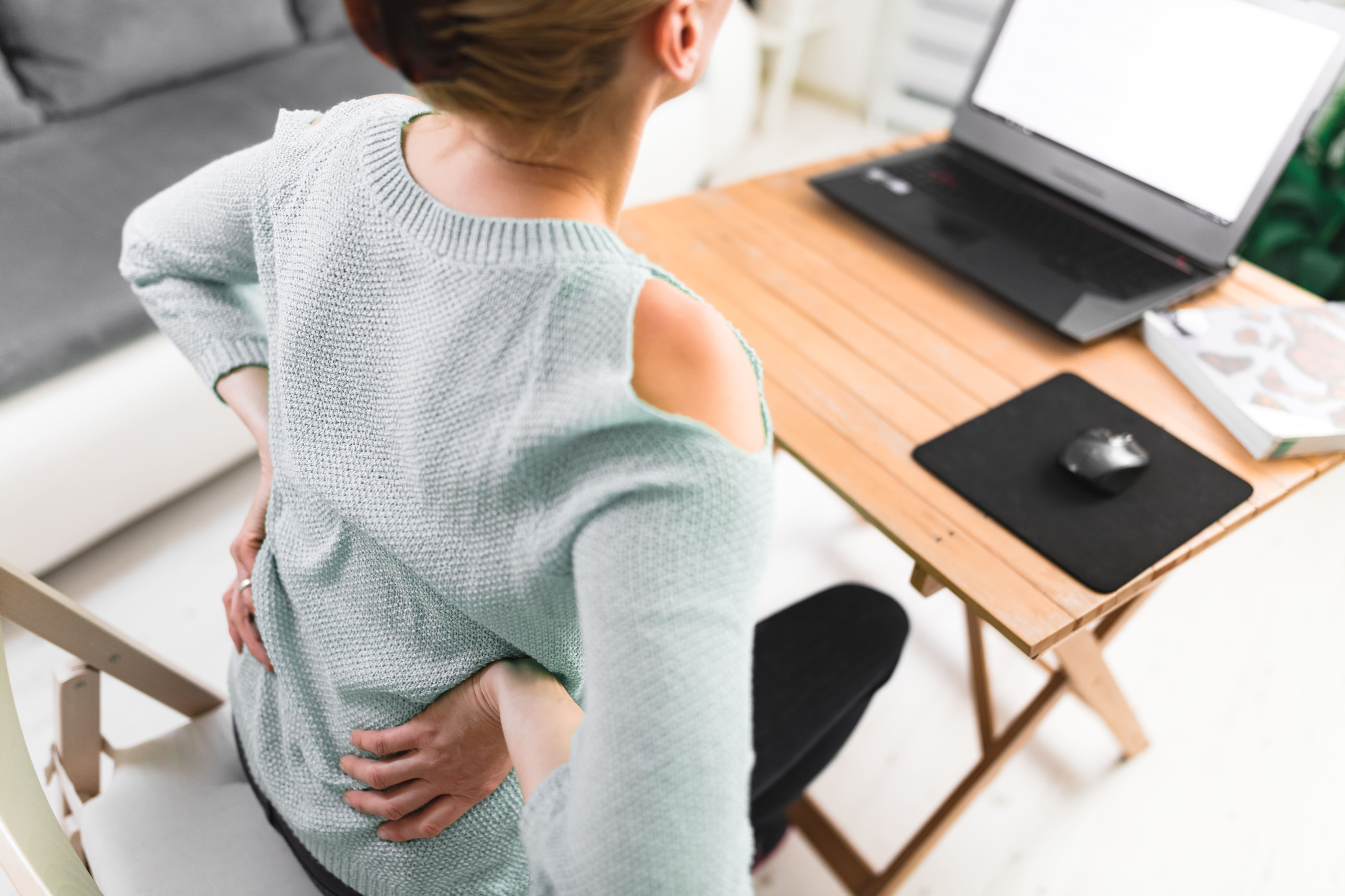 Ajustes simples de postura, pausas estratégicas e hábitos diários ajudam a manter a saúde no trabalho durante o home office